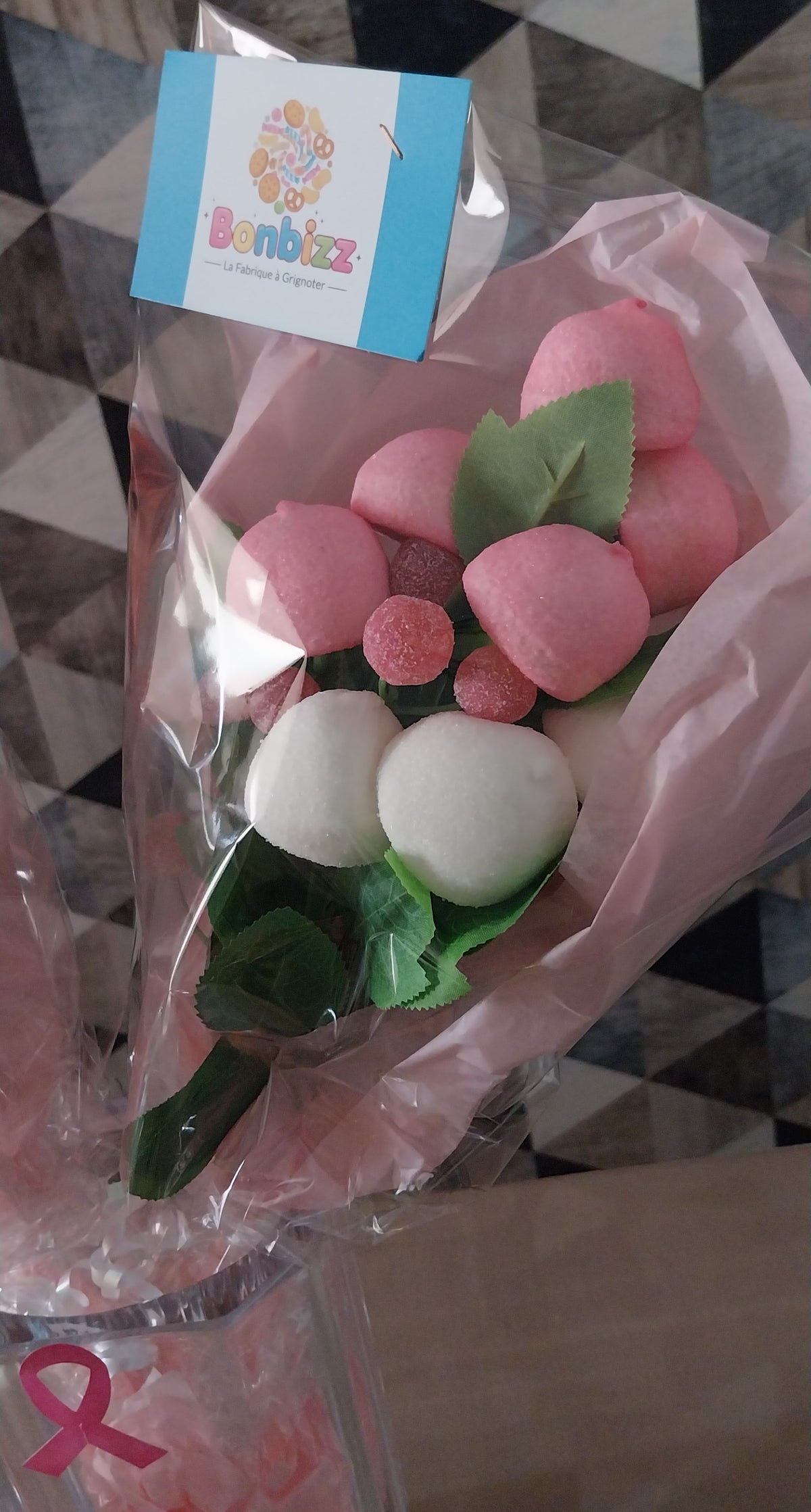 Bouquet de bonbons roses Octobre Rose BONBIZZ avec ruban rose